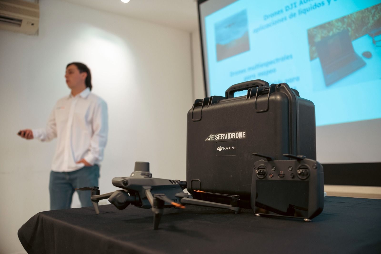 Equipo de ServiDrone en campo